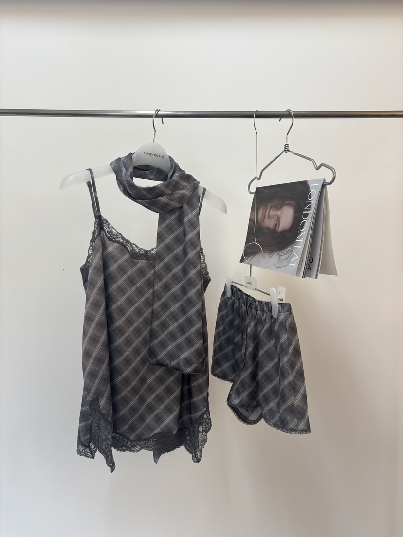 LONDON FLAT韓國直郵女裝新款真品圍巾披肩柔軟圍巾緞面LONDON FLAT圍巾/披肩