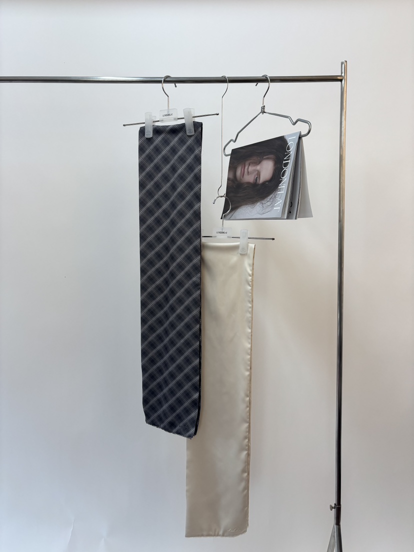 LONDON FLAT韓國直郵女裝新款真品圍巾披肩柔軟圍巾緞面LONDON FLAT圍巾/披肩圖色2左二色