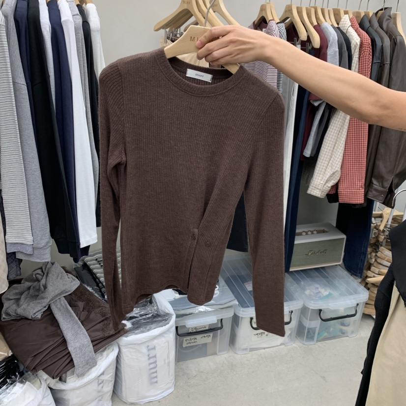 MURR東大門實拍女裝新款時尚真品人氣熱賣長袖T恤開衩紐扣MURR長袖T恤圖色2