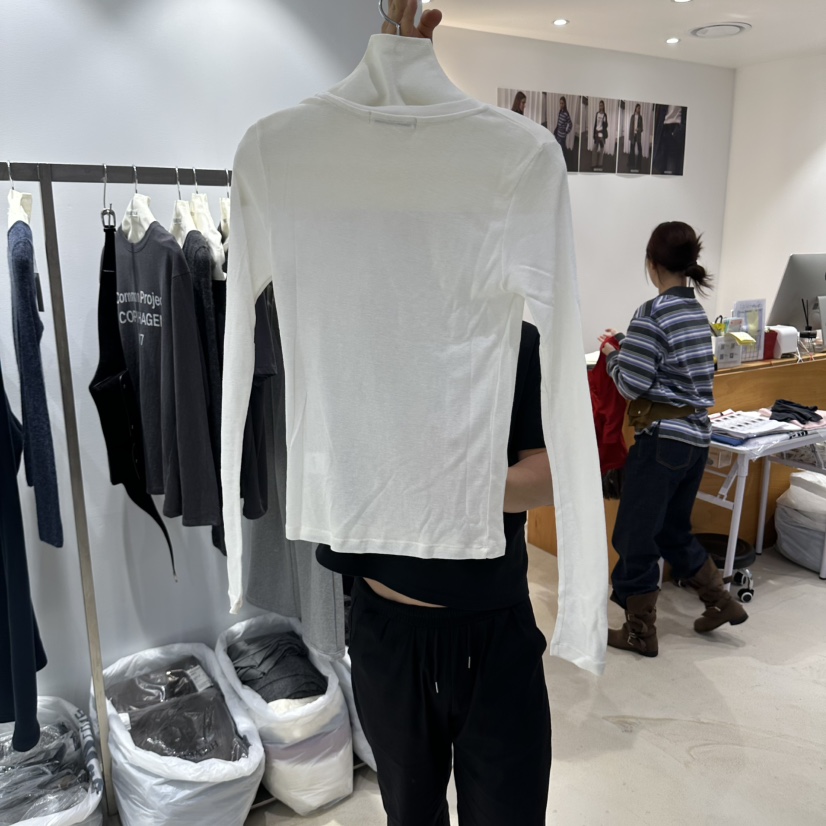 X東大門直郵女裝新品熱賣真品休閑推薦人氣時尚長袖T恤疊穿HELVETICA長袖T恤