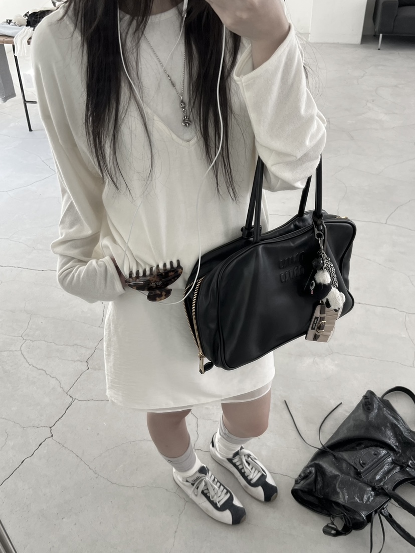 MUGE韓國直郵女士新款真品人氣休閑熱賣長袖T恤舒適的V領深VMUGE長袖T恤