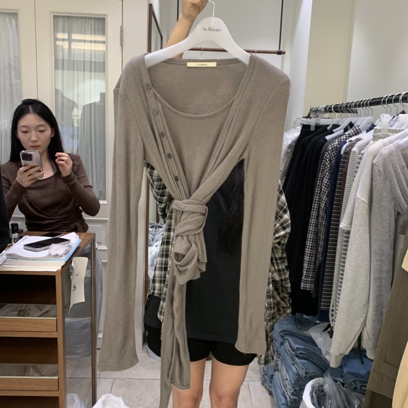 LE AHICON東大門直郵女裝新品熱賣時尚推薦人氣長袖T恤紐扣Le Ahicon長袖T恤圖色1卡其