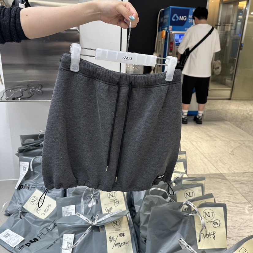 ANOU東大門實拍女士新款人氣熱賣職業推薦真品時尚短裙蓬松ANOU短裙圖色1墨色