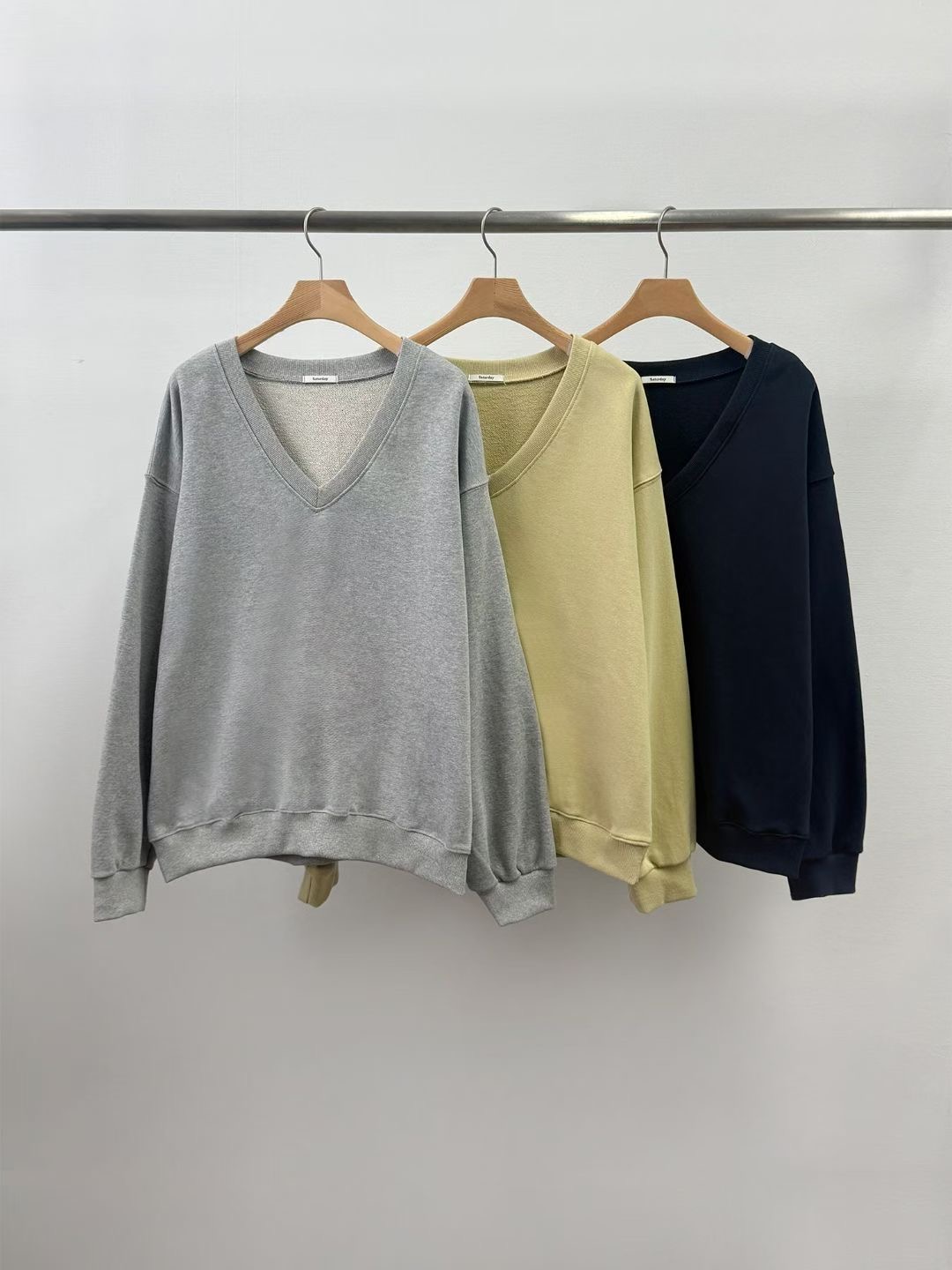 SATURDAY東大門實拍女裝新品推薦真品熱賣衛衣不含內搭V領SATURDAY衛衣圖色2左二色