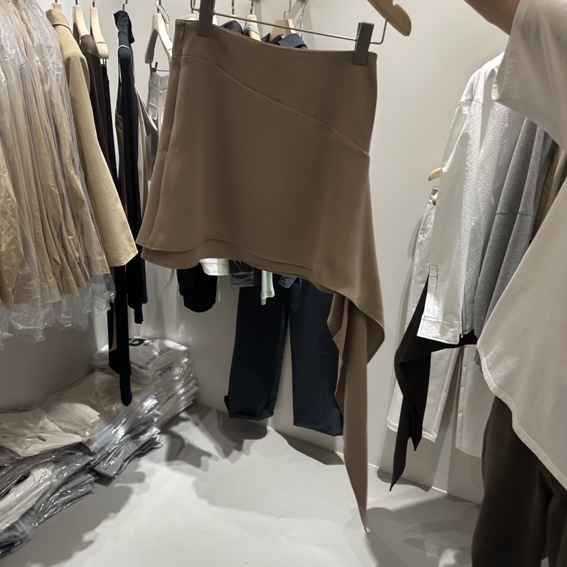 GENTLE B/LOVENTINA東大門實拍女士新款熱賣短裙荷葉邊緞面GENTLE B/LOVENTINA短裙