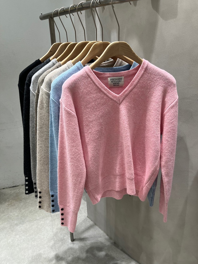 EVERCOMMERCE METICULOUSLY DESIGNED韓國直郵女裝新品人氣針織衫V領EVERCOMMERCE METICULOUSLY DESIGNED針織衫