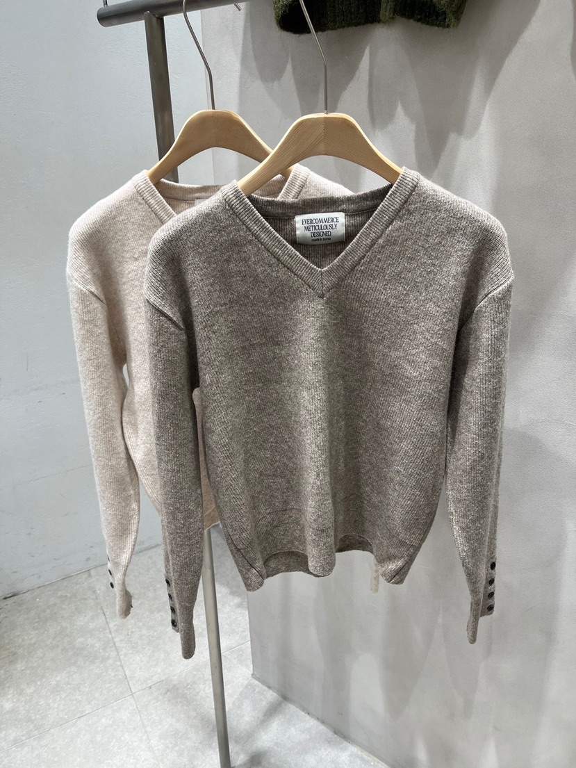 EVERCOMMERCE METICULOUSLY DESIGNED韓國直郵女裝新品人氣針織衫V領EVERCOMMERCE METICULOUSLY DESIGNED針織衫