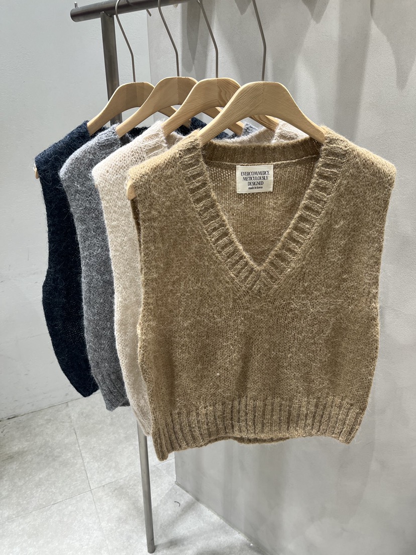 EVERCOMMERCE METICULOUSLY DESIGNED東大門實拍女士新款推薦馬甲羊駝EVERCOMMERCE METICULOUSLY DESIGNED馬甲