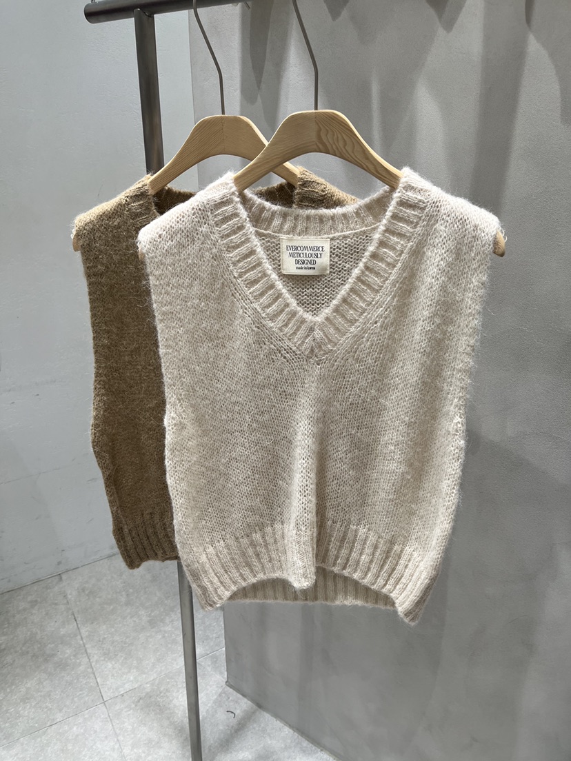 EVERCOMMERCE METICULOUSLY DESIGNED東大門實拍女士新款推薦馬甲羊駝EVERCOMMERCE METICULOUSLY DESIGNED馬甲