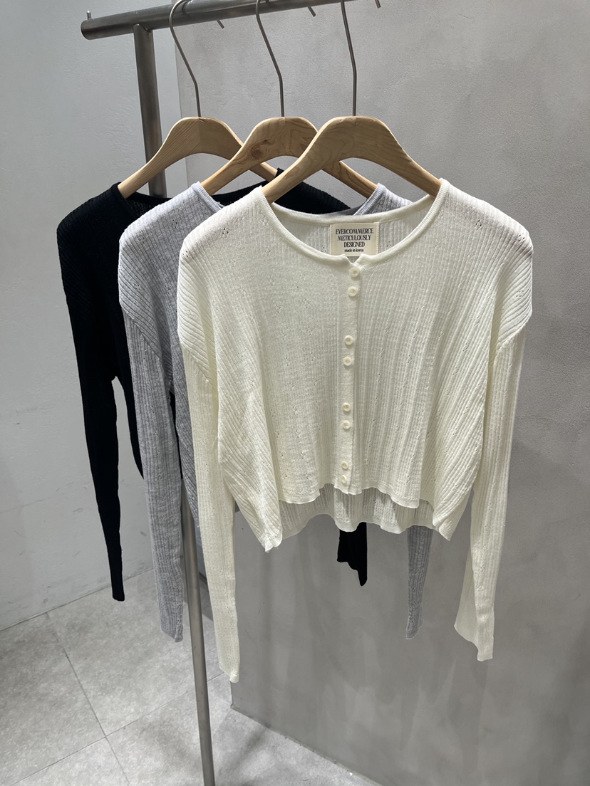 EVERCOMMERCE METICULOUSLY DESIGNED東大門直郵女裝新品真品針織衫雙按鈕EVERCOMMERCE METICULOUSLY DESIGNED針織衫