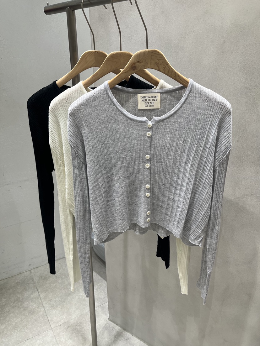 EVERCOMMERCE METICULOUSLY DESIGNED東大門直郵女裝新品真品針織衫雙按鈕EVERCOMMERCE METICULOUSLY DESIGNED針織衫