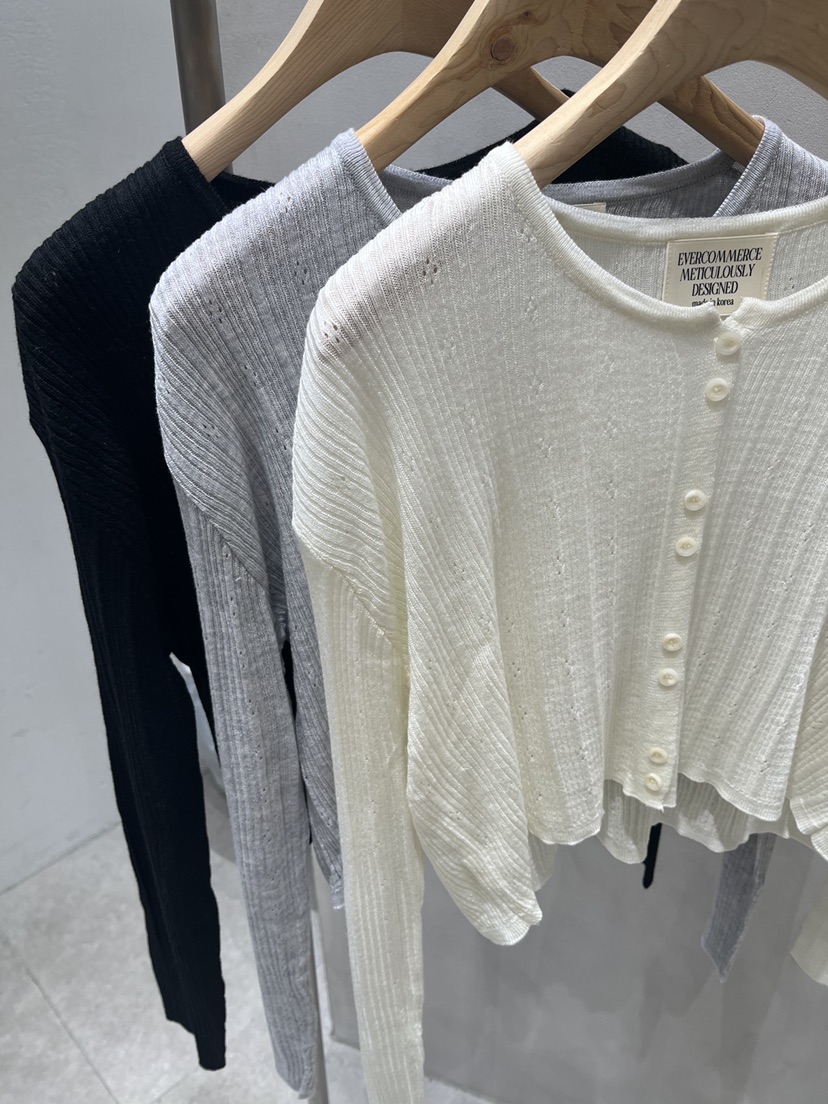 EVERCOMMERCE METICULOUSLY DESIGNED東大門直郵女裝新品真品針織衫雙按鈕EVERCOMMERCE METICULOUSLY DESIGNED針織衫