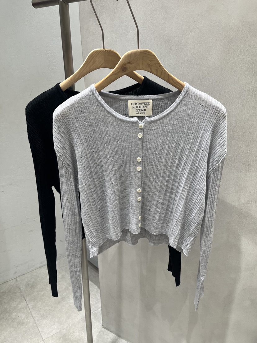 EVERCOMMERCE METICULOUSLY DESIGNED東大門直郵女裝新品真品針織衫雙按鈕EVERCOMMERCE METICULOUSLY DESIGNED針織衫