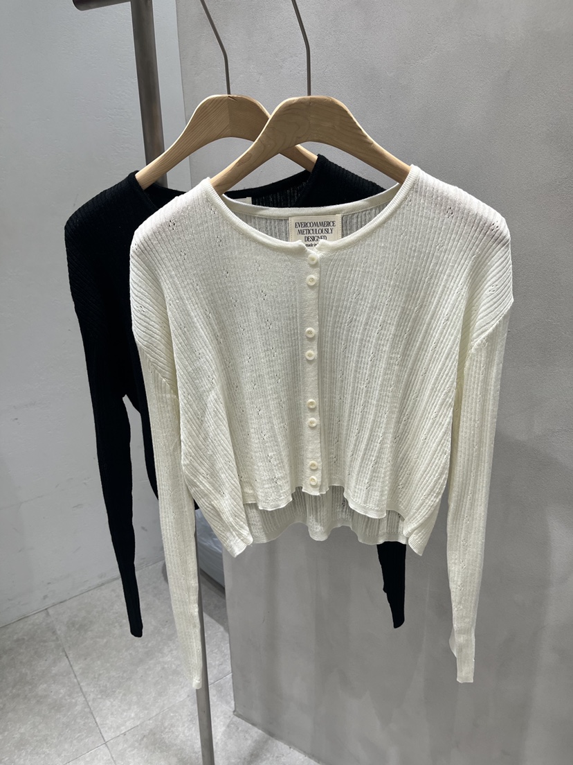 EVERCOMMERCE METICULOUSLY DESIGNED東大門直郵女裝新品真品針織衫雙按鈕EVERCOMMERCE METICULOUSLY DESIGNED針織衫