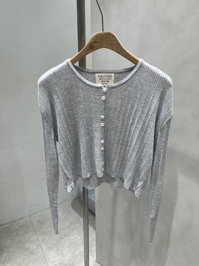 EVERCOMMERCE METICULOUSLY DESIGNED東大門直郵女裝新品真品針織衫雙按鈕EVERCOMMERCE METICULOUSLY DESIGNED針織衫圖色1
