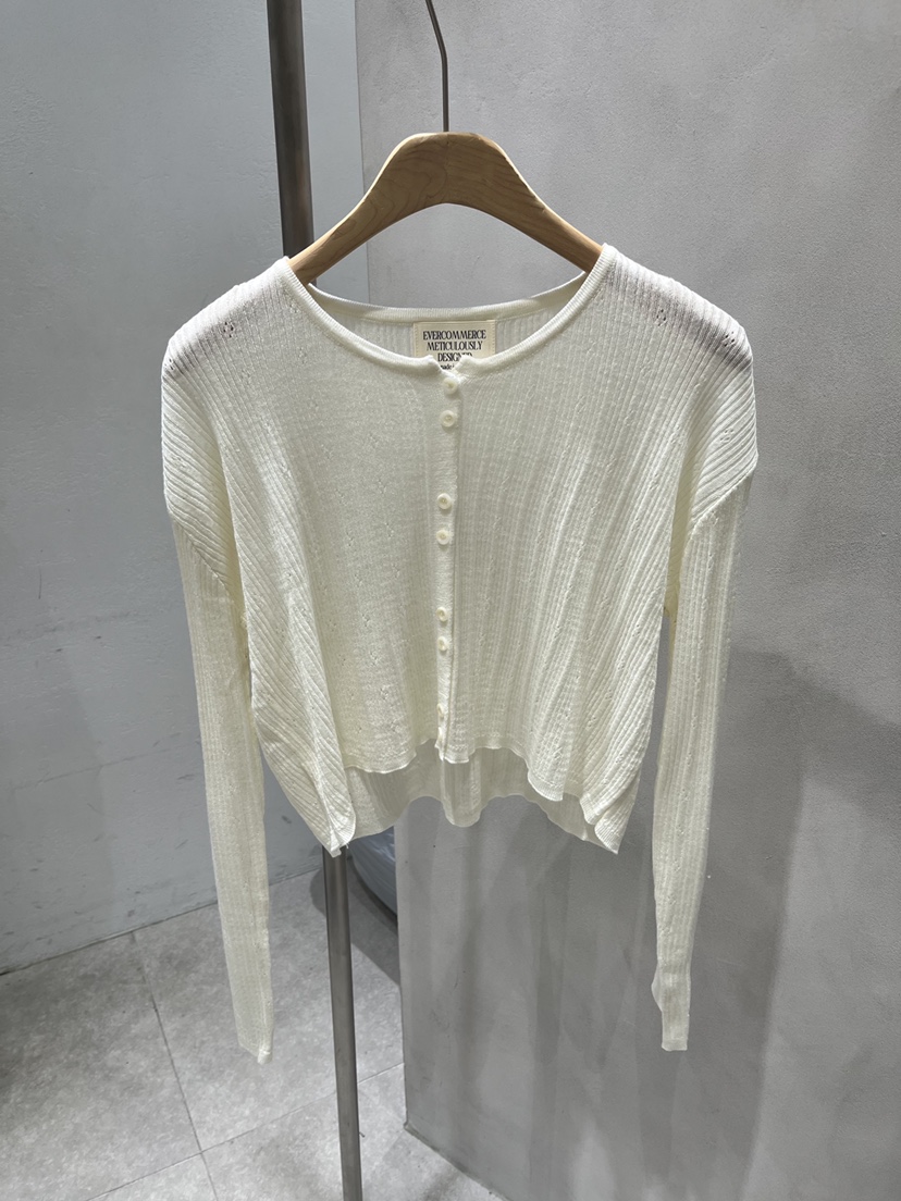 EVERCOMMERCE METICULOUSLY DESIGNED東大門直郵女裝新品真品針織衫雙按鈕EVERCOMMERCE METICULOUSLY DESIGNED針織衫圖色2