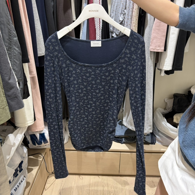 MONROE東大門代購女裝新品熱賣休閑真品時尚人氣長袖T恤小花MONROE長袖T恤圖色1深藍色