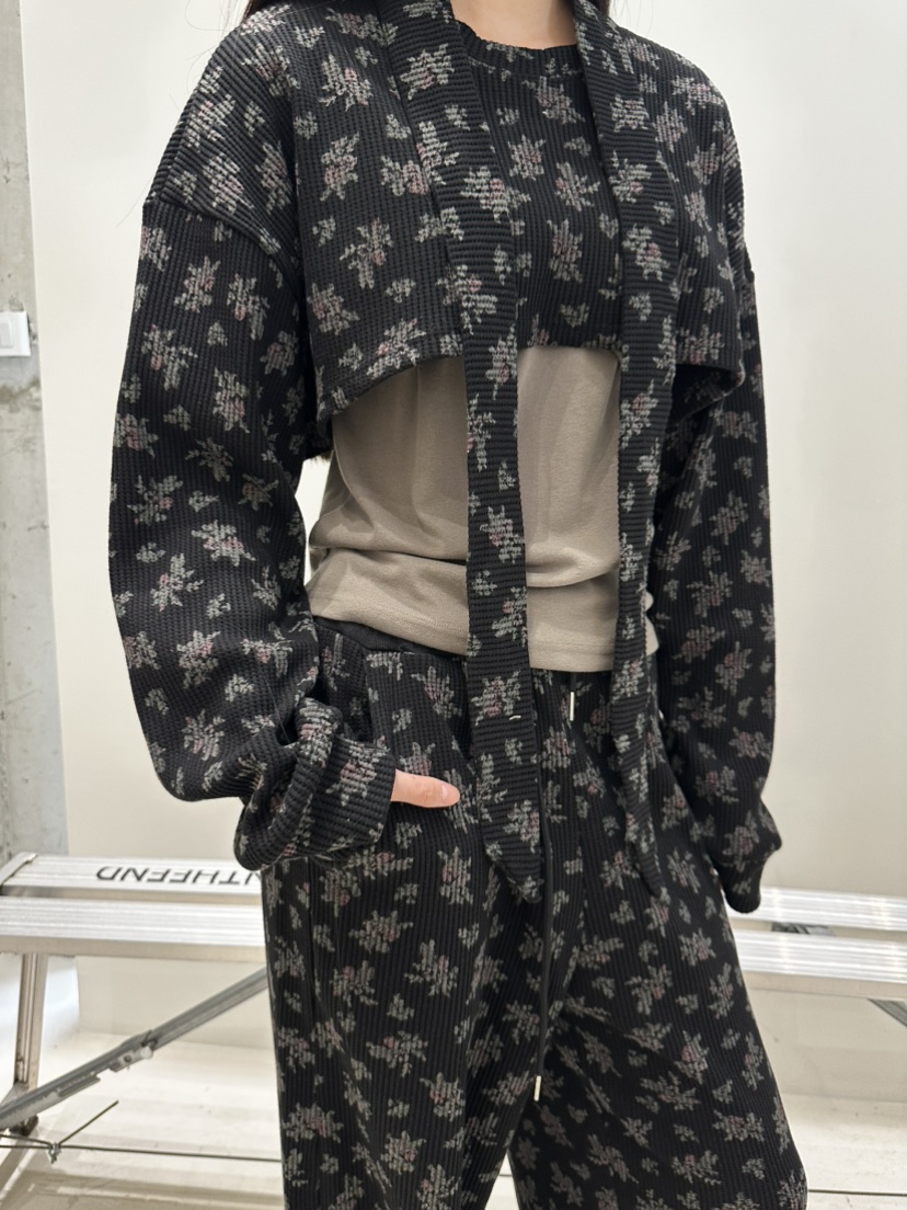 INTHEEND東大門代購女士新品熱賣人氣長袖T恤含脖帶花朵圍巾INTHEEND長袖T恤