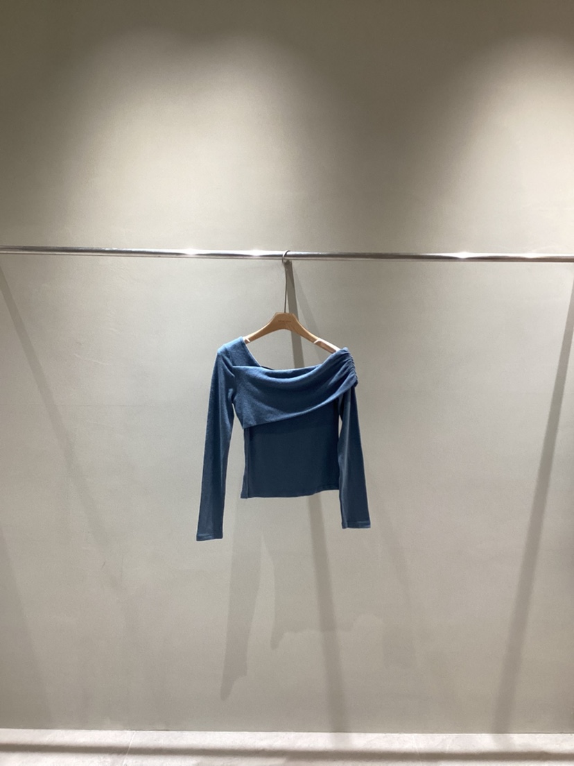 NEAR LEAP-P東大門直郵女士新品時尚推薦長袖T恤褶皺露肩NEAR LEAP/The N:L長袖T恤圖色2