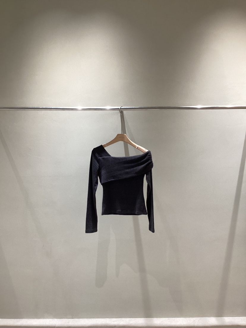 NEAR LEAP-P東大門直郵女士新品時尚推薦長袖T恤褶皺露肩NEAR LEAP/The N:L長袖T恤圖色3