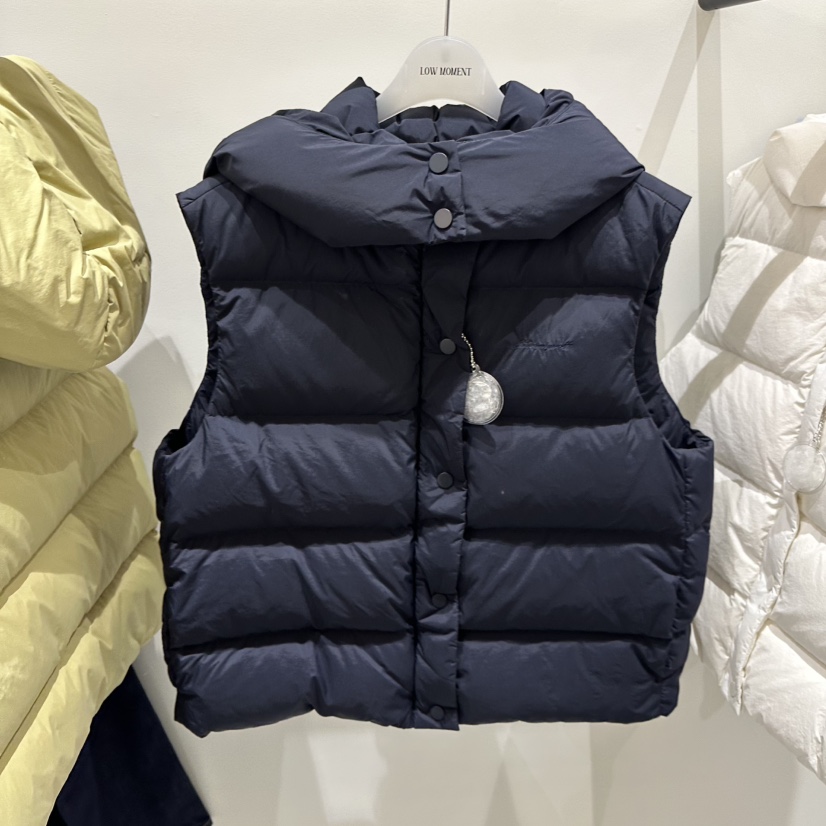 LOW MOMENT韓國直郵女裝新品真品時尚人氣推薦馬甲連帽鴨絨LOW MOMENT馬甲圖色2