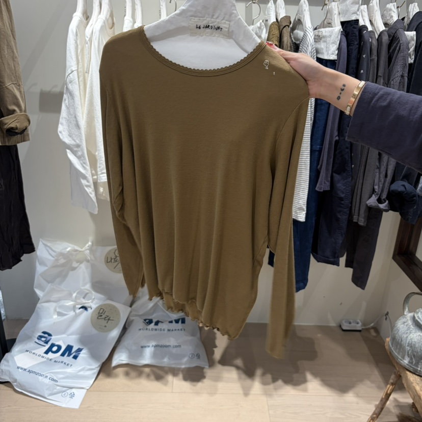 LE JARDINET東大門直郵女士新品人氣熱賣時尚長袖T恤刺繡LE JARDINET長袖T恤圖色2