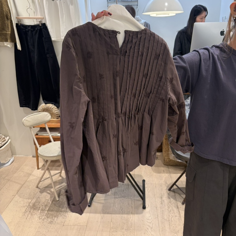 LE JARDINET東大門直郵女裝新款真品襯衫蕾絲衫刺繡褶皺LE JARDINET襯衫/蕾絲衫