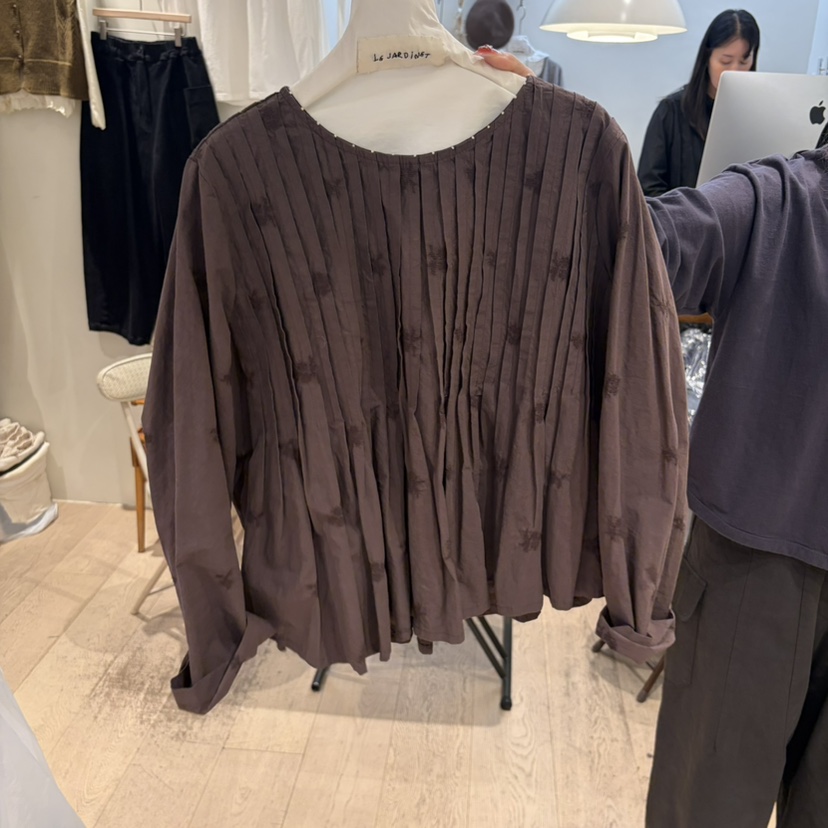 LE JARDINET東大門直郵女裝新款真品襯衫蕾絲衫刺繡褶皺LE JARDINET襯衫/蕾絲衫圖色1