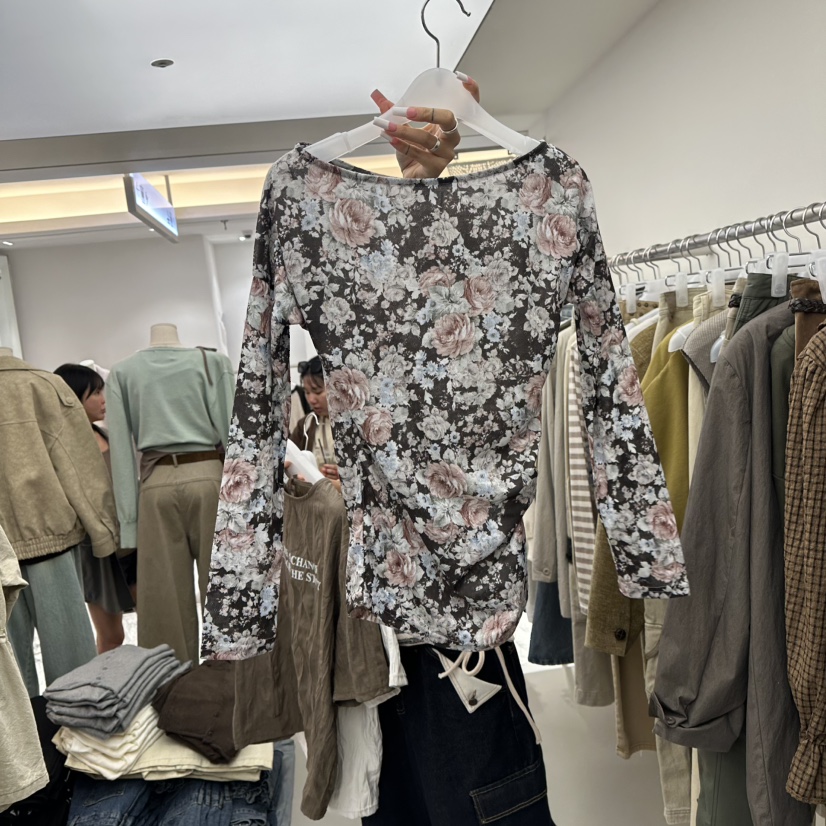 R U VAULT東大門實拍女裝新品休閑推薦人氣長袖T恤花朵R U VAULT長袖T恤