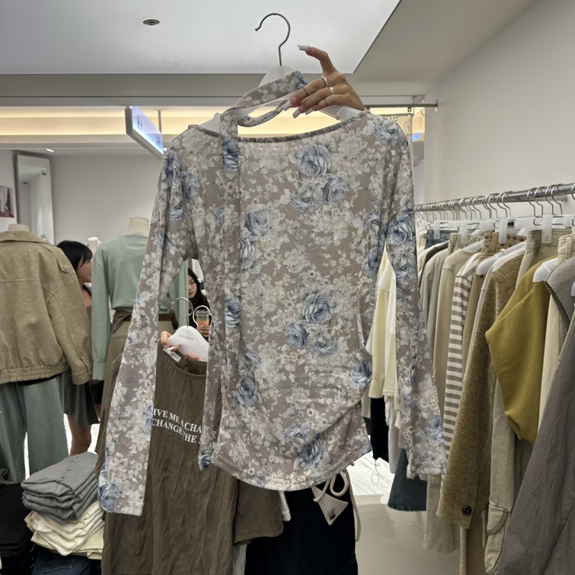 R U VAULT東大門實拍女裝新品休閑推薦人氣長袖T恤花朵R U VAULT長袖T恤圖色2