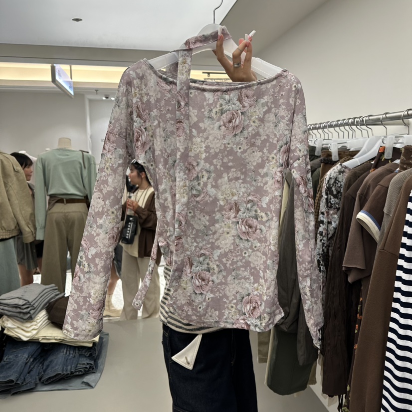 R U VAULT東大門實拍女裝新品休閑推薦人氣長袖T恤花朵R U VAULT長袖T恤圖色3