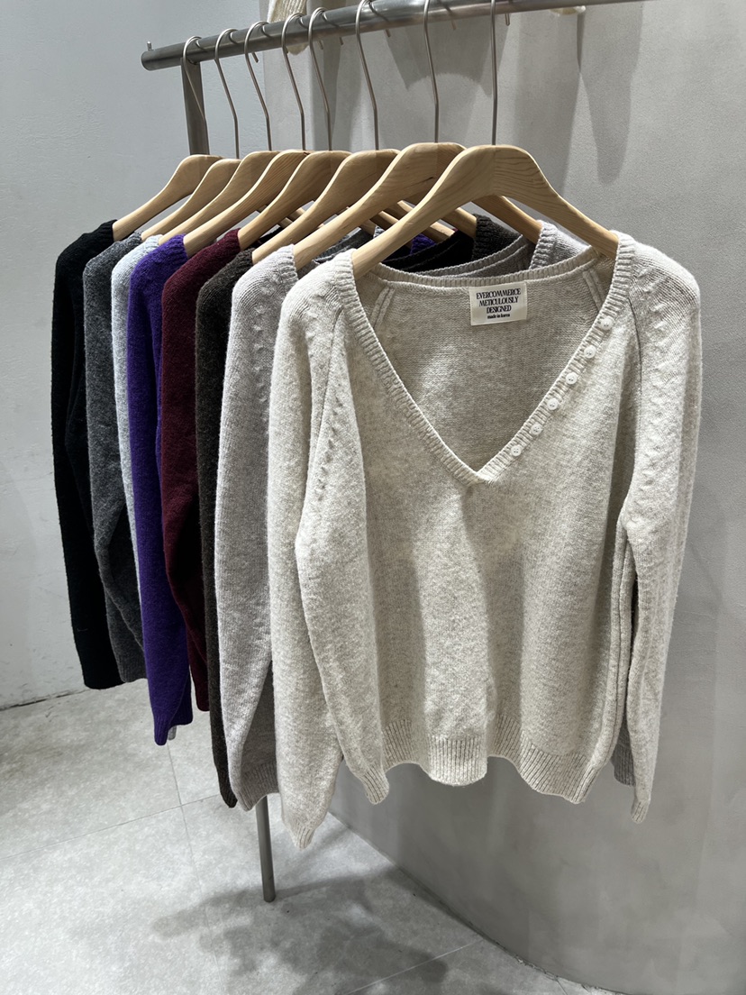 EVERCOMMERCE METICULOUSLY DESIGNED東大門直郵女裝新款時尚針織衫紐扣EVERCOMMERCE METICULOUSLY DESIGNED針織衫