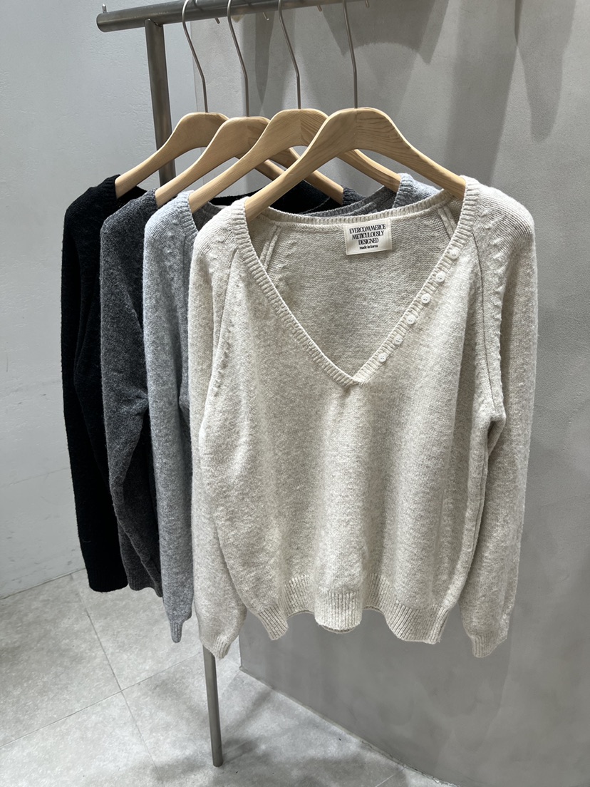 EVERCOMMERCE METICULOUSLY DESIGNED東大門直郵女裝新款時尚針織衫紐扣EVERCOMMERCE METICULOUSLY DESIGNED針織衫