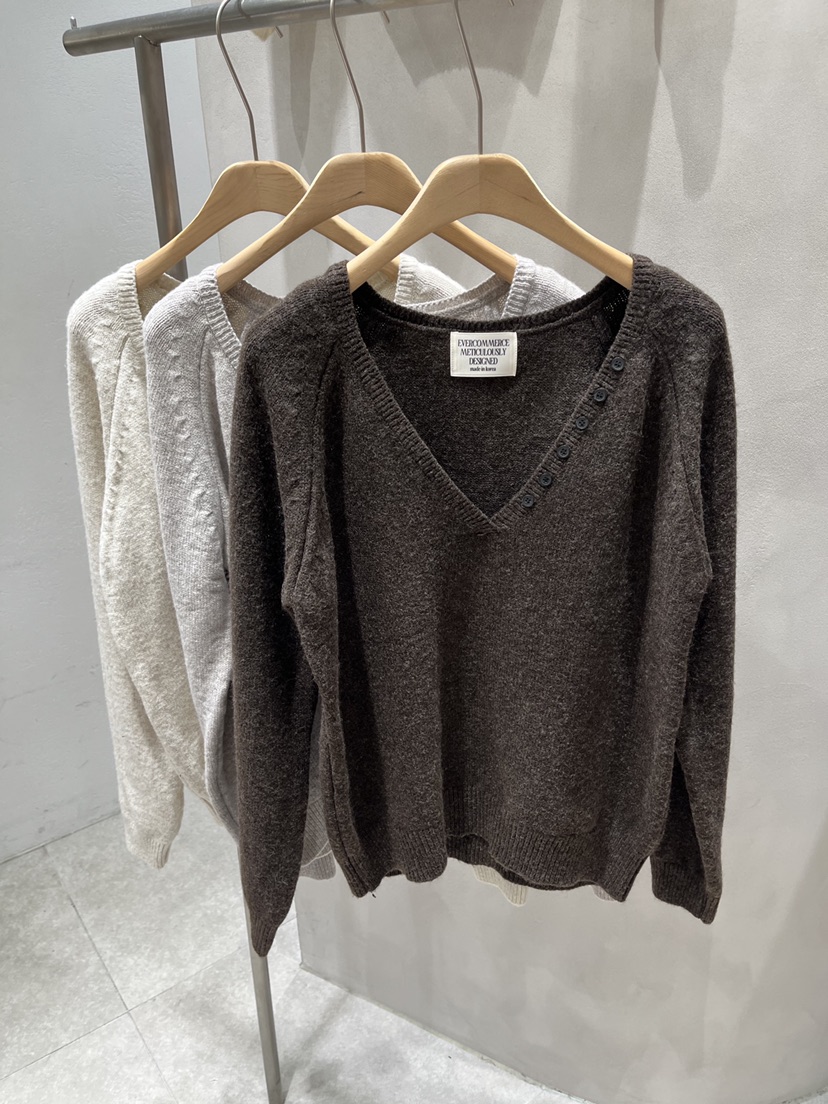 EVERCOMMERCE METICULOUSLY DESIGNED東大門直郵女裝新款時尚針織衫紐扣EVERCOMMERCE METICULOUSLY DESIGNED針織衫