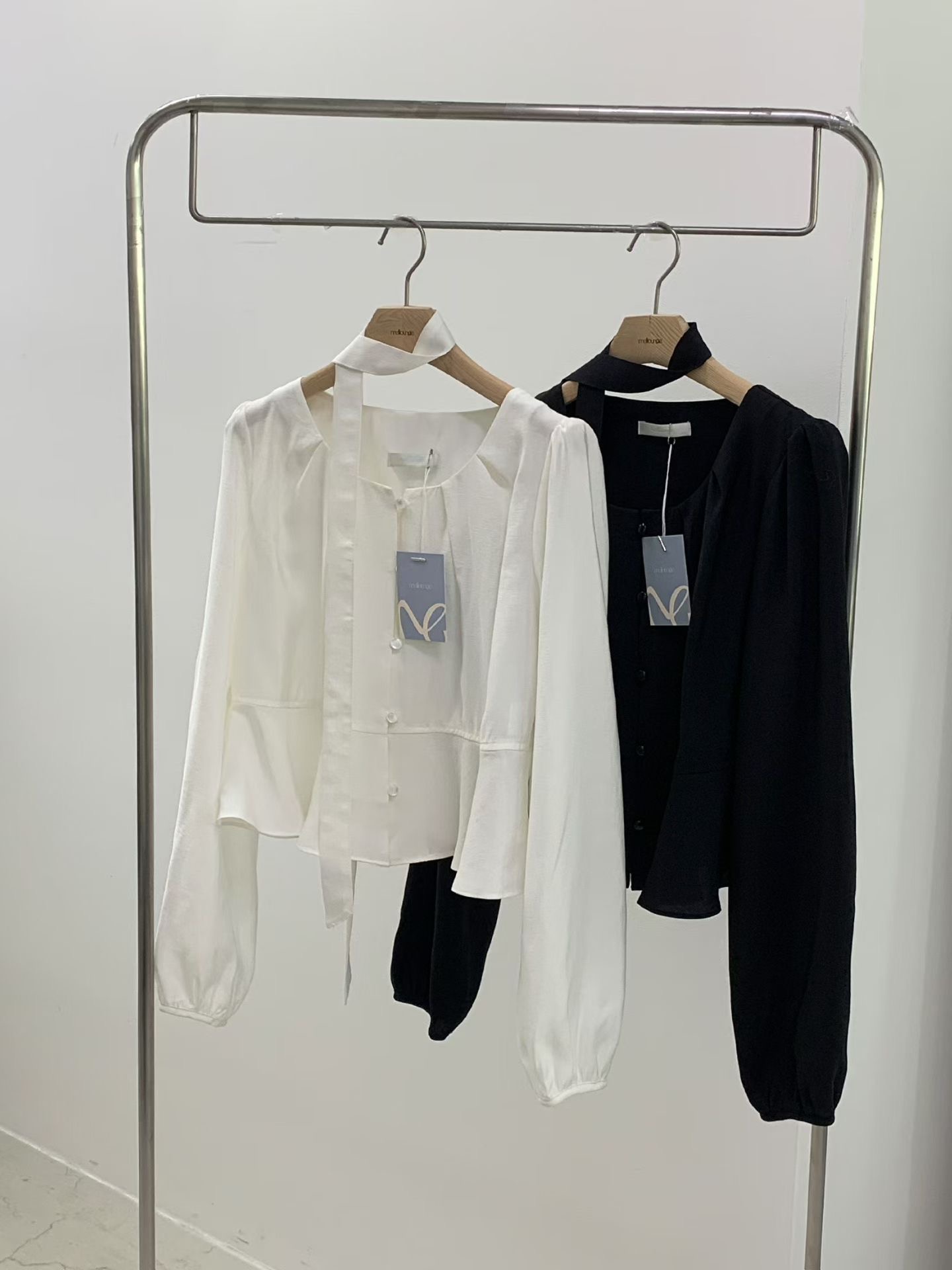 MELLOUNGE-멜라운지-T韓國直郵女裝新款休閑襯衫蕾絲衫含脖帶MELLOUNGE-2件起襯衫/蕾絲衫圖色2左二色