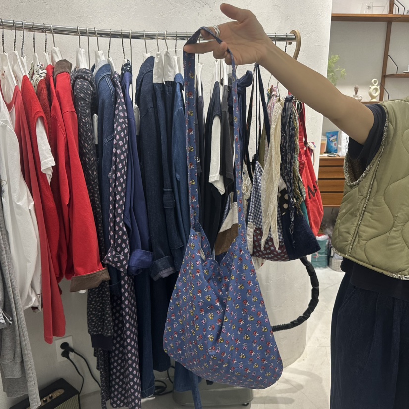 AT NOTE韓國直郵女裝新款推薦人氣熱賣時尚單肩斜跨包絲帶AT NOTE單肩/斜跨包圖色1