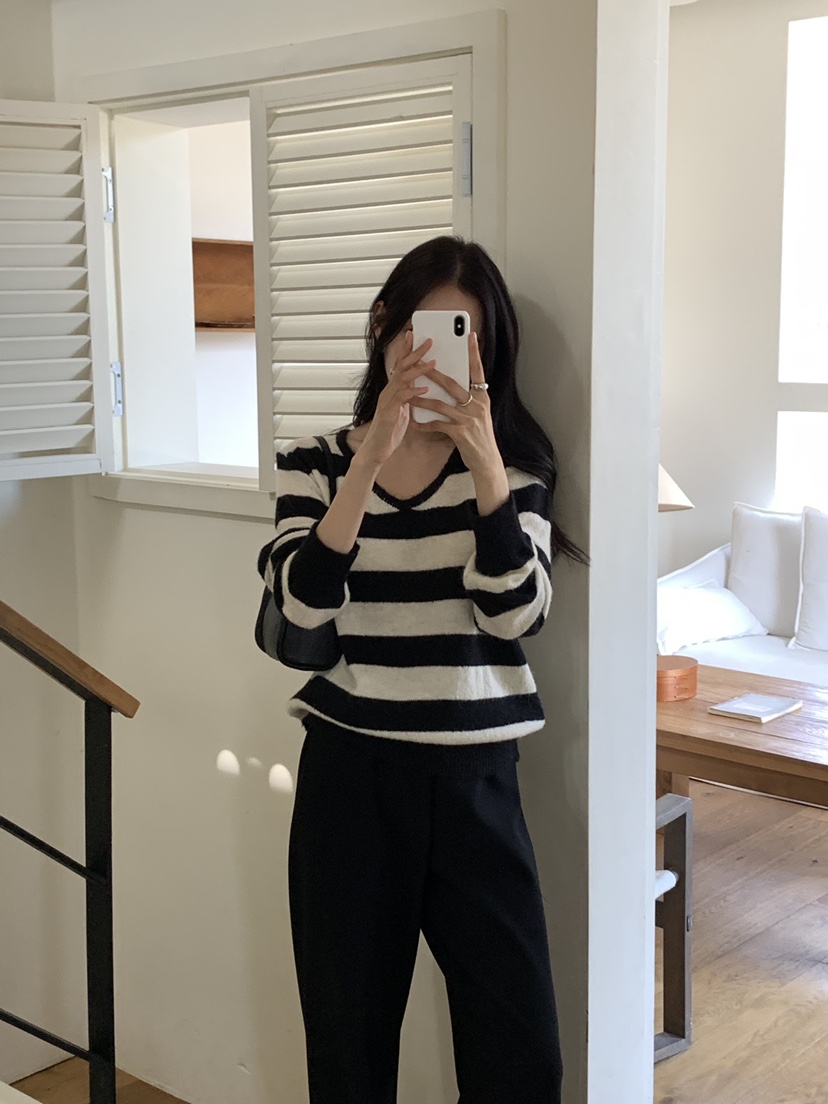 NOTICE東大門直郵女裝新品真品時尚熱賣推薦針織衫V領條紋NOTICE針織衫
