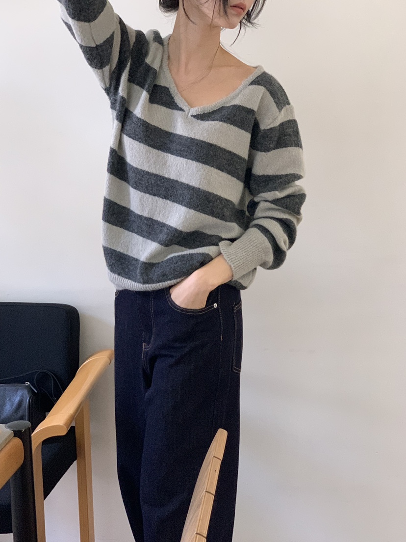 NOTICE東大門直郵女裝新品真品時尚熱賣推薦針織衫V領條紋NOTICE針織衫