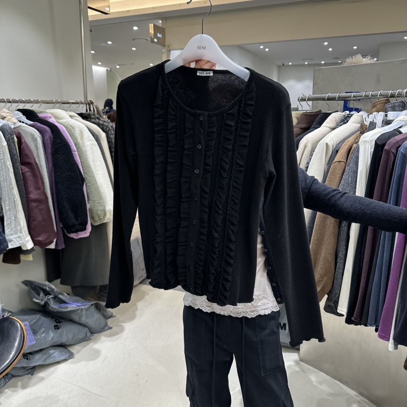 BENE東大門代購女裝新款熱賣時尚推薦人氣長袖T恤安哥拉褶邊SHOP BENE_Bene長袖T恤圖色4黑色
