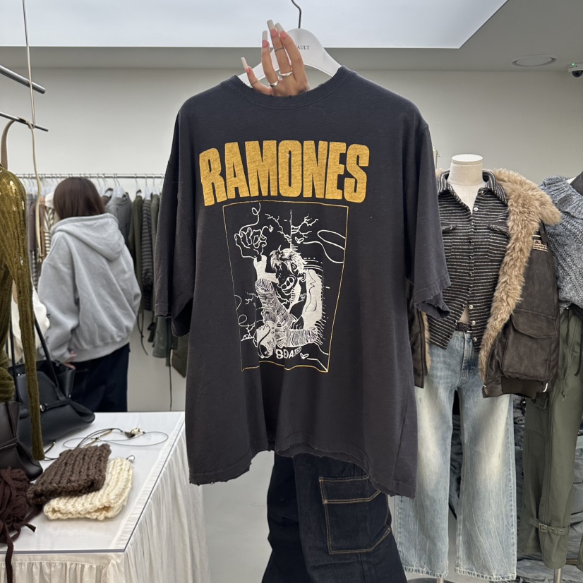 R U VAULT東大門實拍女裝新品真品人氣時尚熱賣推薦T恤R U VAULTT恤圖色2