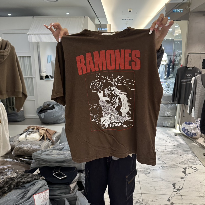 R U VAULT東大門實拍女裝新品真品人氣時尚熱賣推薦T恤R U VAULTT恤圖色3