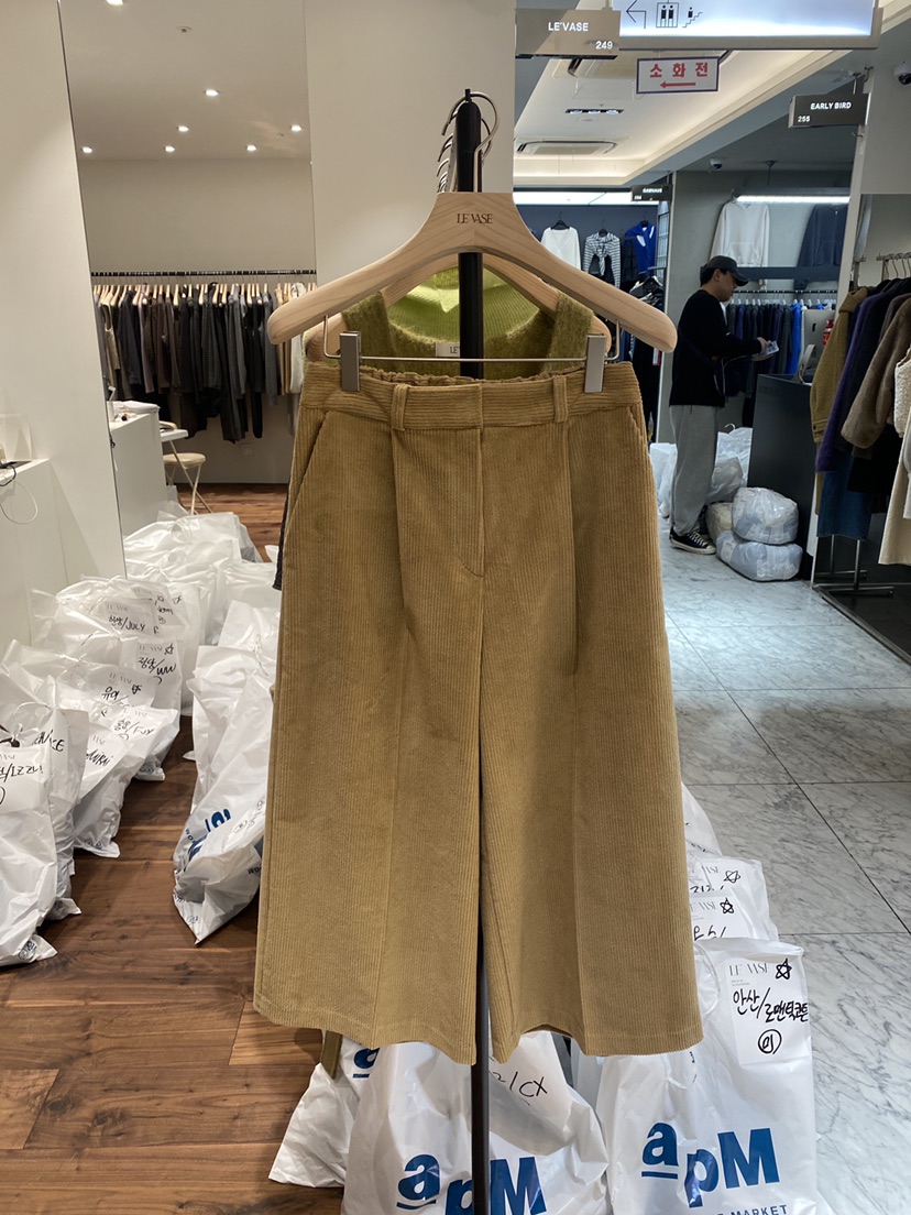 LE VASE韓國直郵女裝新款時尚真品人氣推薦熱賣短褲燈芯絨LE VASE短褲圖色1