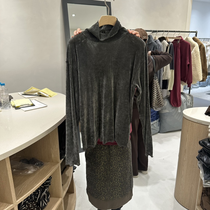 AURA韓國直郵女士新品熱賣真品推薦時尚人氣長袖T恤天鵝絨Au ra長袖T恤圖色2