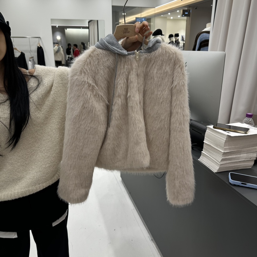 THE VALUE東大門代購女裝新款推薦熱賣短款大衣毛皮兜帽THE VALUE短款大衣圖色2米色