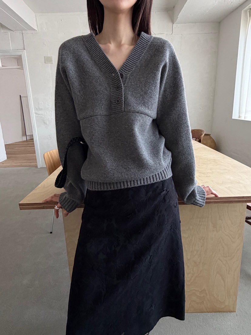 OP PER東大門代購女裝新品真品推薦時尚熱賣針織衫V領紐扣OPPER-simplebeige針織衫
