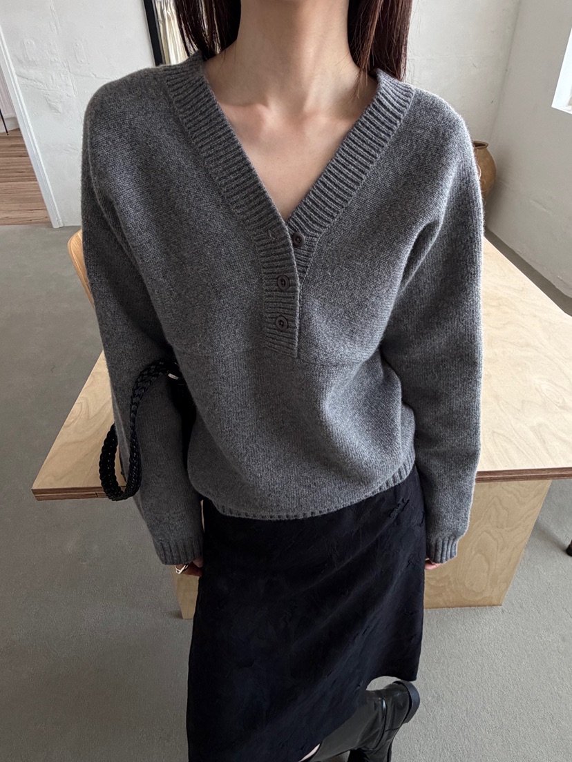 OP PER東大門代購女裝新品真品推薦時尚熱賣針織衫V領紐扣OPPER-simplebeige針織衫