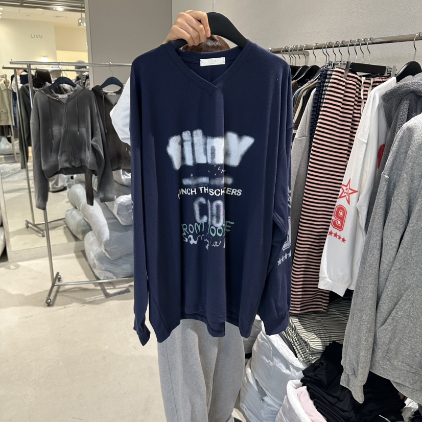 LIVU/MEMO CLASSIC韓國直郵26秋冬寬松V領印花長袖T恤V領印花LIVU/MEMO CLASSIC長袖T恤圖色2
