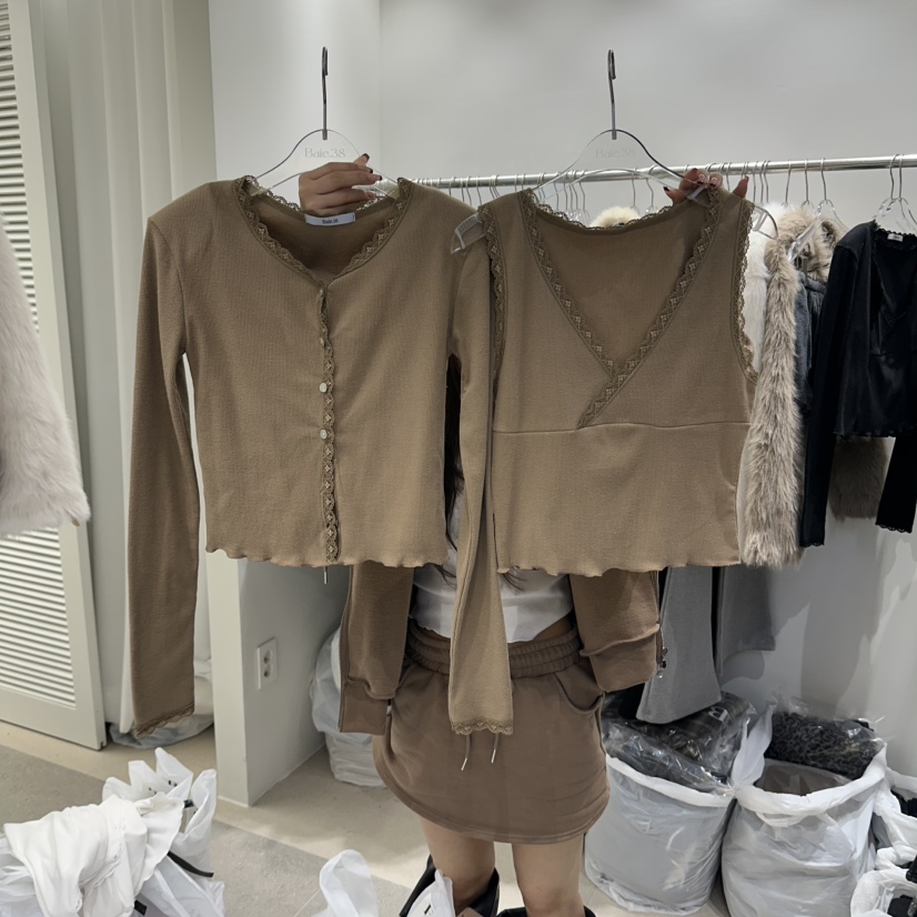 BAIE.38東大門代購26秋冬蕾絲邊針織開衫吊帶套裝單排扣V領蕾BAIE.38套裝