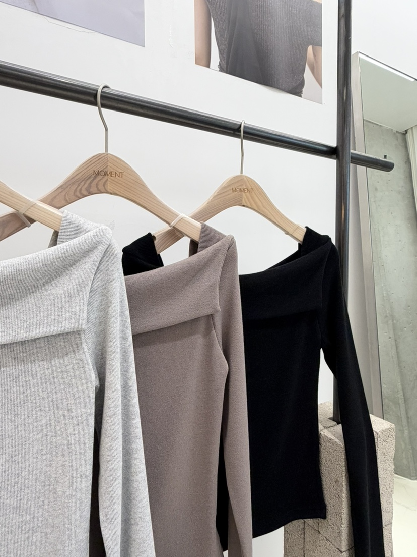 MOMENT/RECOVER東大門實拍26秋冬露肩修身長袖T恤修身翻領露肩MOMENT/RECOVER長袖T恤