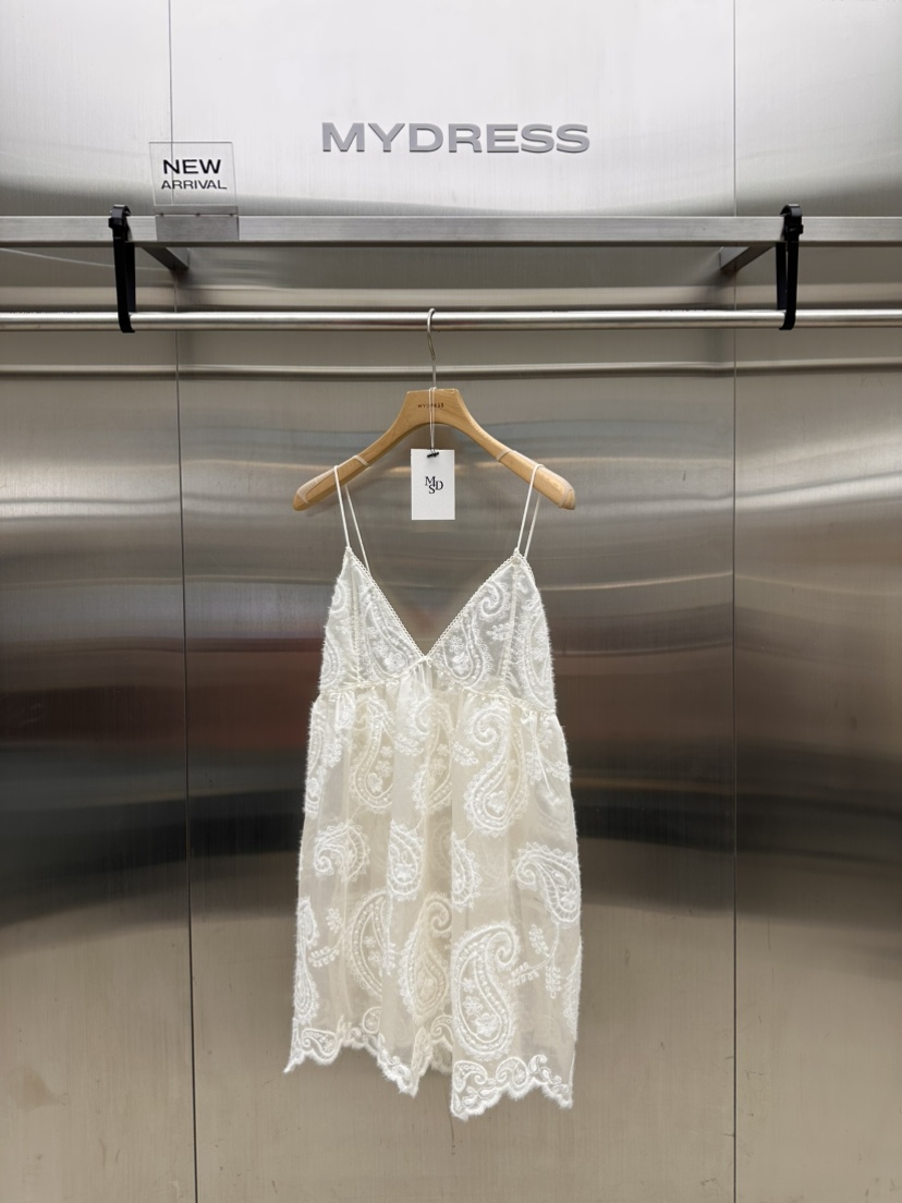 MYDRESS東大門代購26秋冬蕾絲刺繡吊帶短款裙連衣裙A字廓形V領MYDRESS連衣裙圖色1